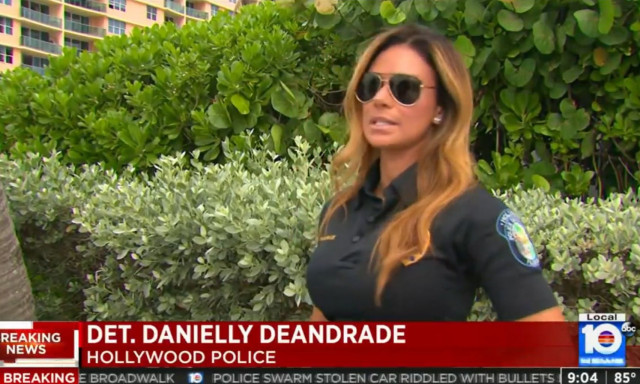 ΗΠΑ: Γυναίκα αστυνομικός κάνει τους άντρες να... παρακαλούν να τους περάσει χειροπέδες