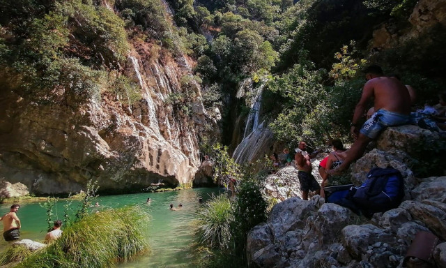 Πολυλίμνιο: To μαγευτικό φαράγγι της Μεσσηνίας με τους καταρράκτες και τις λίμνες
