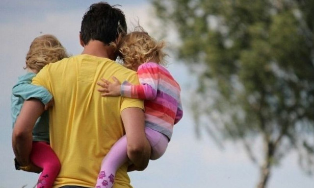 «Νταντάδες της Γειτονιάς»: Νέο επίδομα 500 ευρώ σε γονείς - Ποιοι το δικαιούνται