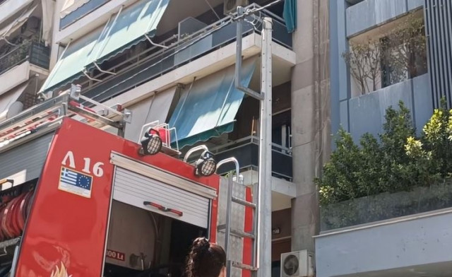 Φωτιά σε κτήριο στο κέντρο της Αθήνας