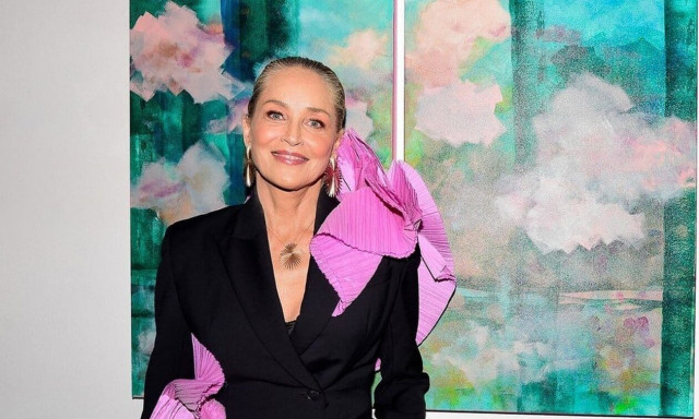 Σάρον Στόουν: Ποζάρει με κόκκινα εσώρουχα και γόβες