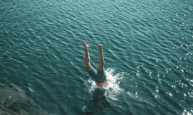 Σε κώμα 15χρονος έπειτα από βουτιά στη θάλασσα - «Είναι σαν να μην υπάρχει», λένε οι γονείς του