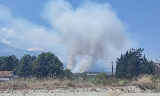 Μεγάλη φωτιά στο Λιτόχωρο - Σηκώθηκαν 5 αεροπλάνα και 1 ελικόπτερο
