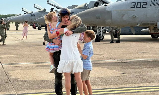 Συγκινητικές εικόνες από την επιστροφή πιλότων του Πολεμικού Ναυτικού των ΗΠΑ από την Υεμένη