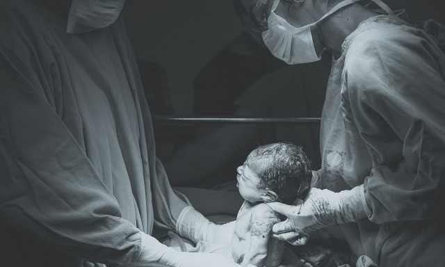 Είμαστε πρωταθλητές στις αναίτιες καισαρικές - Οι αιτίες της «ιατρικοποίησης» της γέννας