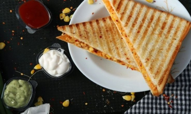 Αυτός είναι ο καλύτερος τρόπος για να κόψετε ένα σάντουιτς (vid)