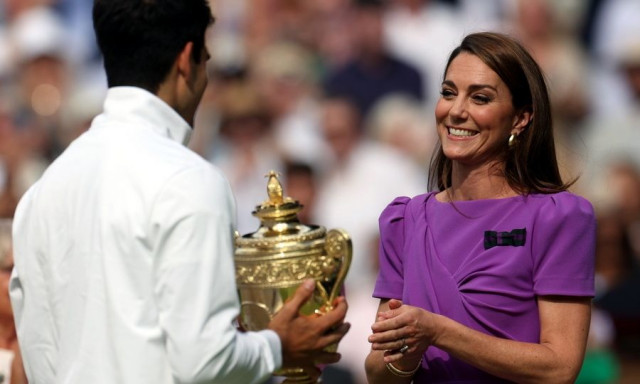 Η Κέιτ Μίντλετον παρέδωσε το τρόπαιο του Wimbledon στον Κάρλος Αλκαράθ