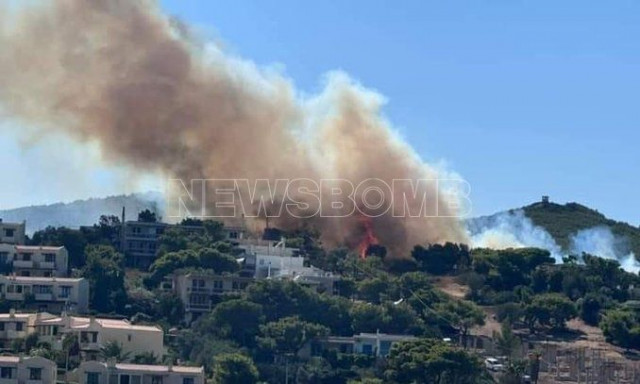 Λαύριο: Σε ύφεση η φωτιά - Κλειστή η Λεωφόρος Σουνίου