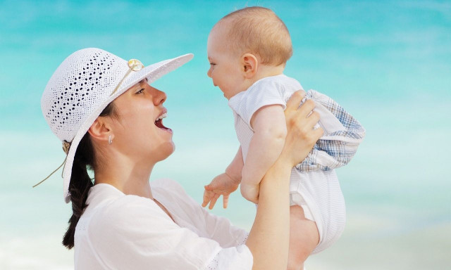 Άδεια μητρότητας: Μία εργαζόμενη μητέρα με βασικό μισθό θα λάβει 13.000 ευρώ