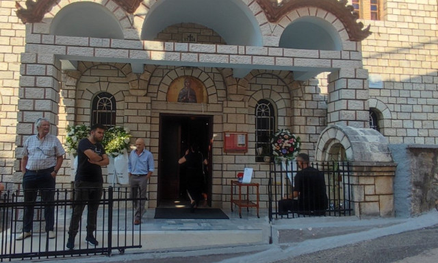 Αμφιλοχία: Θρήνος στο τελευταίο «αντίο» της 36χρονης Αρετής που δολοφονήθηκε από τον σύζυγό της