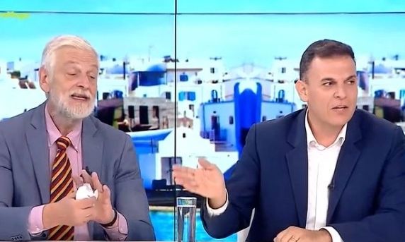 Ένταση στον «αέρα» με Καραμέρο και Λοβέρδο: Του τσαλάκωσε χαρτί με στοιχεία για την ακρίβεια