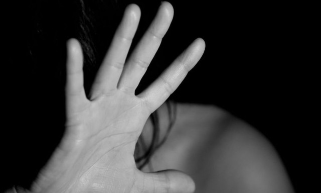 Μύκονος: Τη χτύπησε με τηγάνι στο κεφάλι, του απάντησε με γροθιές - Έβαλε panic button ο άντρας