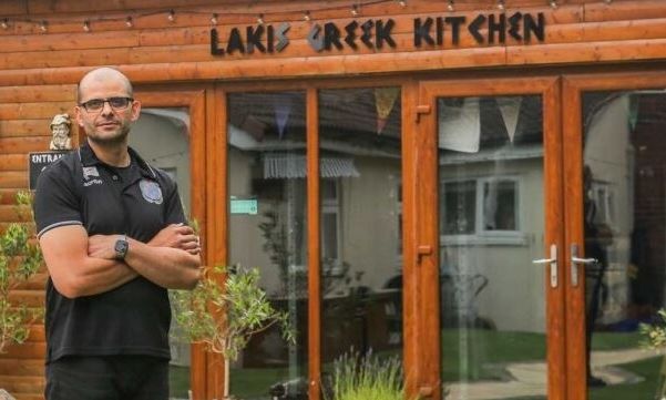 Lakis Greek Taverna: Το ελληνικό στέκι που έγινε... φιλανθρωπικό ίδρυμα και βοηθάει τους φτωχούς
