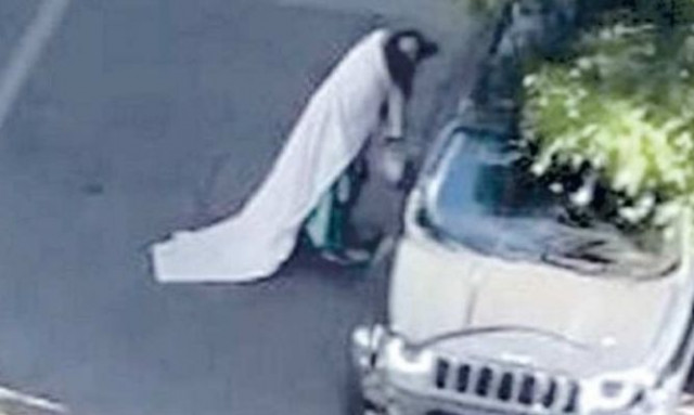 «Μασκοφόρος» με σεντόνι για μπέρτα και σαλιάρες στα μπράτσα τρομοκρατεί γειτονιά της Ρώμης