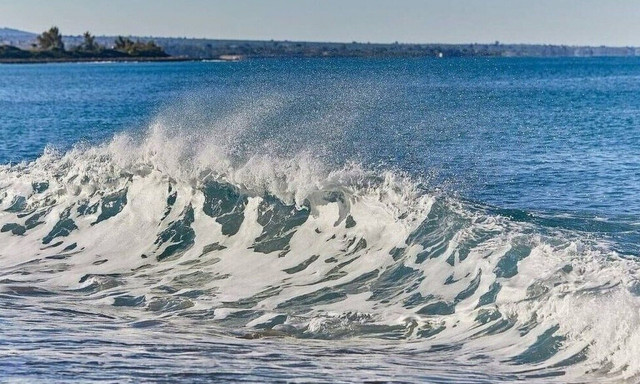 Θρίλερ για 33χρονο στο Κορωπί: Παρασύρθηκε από τα κύματα πάνω σε φουσκωτό στρώμα