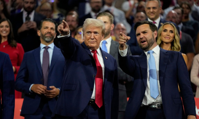 Με επίδεσμο στο αυτί η πρώτη επίσημη εμφάνιση του Ντόναλντ Τραμπ από την απόπειρα δολοφονίας