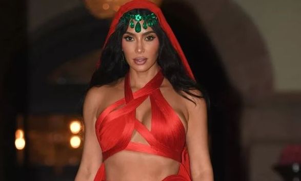 Κιμ Καρντάσιαν: Η φλογερή της εμφάνιση σε παραμυθένιο γάμο της Ινδίας -Γιατί ενόχλησε τους «πιστούς»