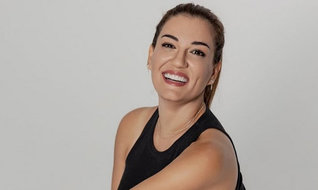 Πιο ανανεωμένη από ποτέ η Ελίνα Παπίλα: Πόζαρε με μαγιό και «έβαλε» τα γυαλιά στους followers της