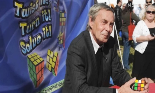 O εφευρέτης του κύβου του Rubik αποκάλυψε σε πόσο χρόνο μπορεί να λύσει το εμβληματικό παζλ