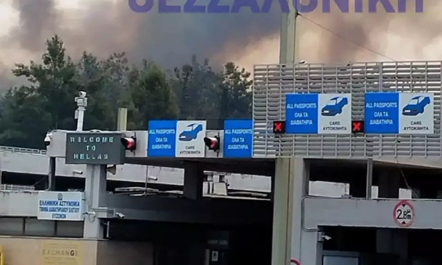 Μαίνεται η φωτιά στα σύνορα των Ευζώνων – Έκλεισαν το τελωνείο και η ΠΑΘΕ