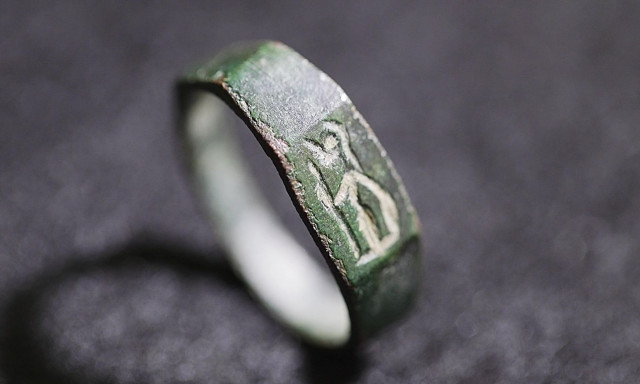 Έφηβος ανακαλύπτει δαχτυλίδι 1800 ετών με χαραγμένη τη θεά Αθηνά στο Ισραήλ