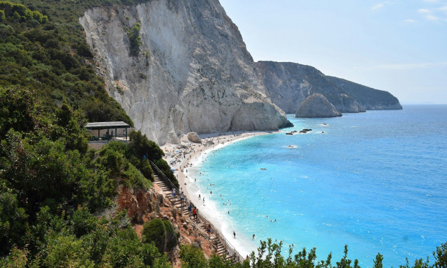 Αυτές είναι οι δύο ελληνικές παραλίες ανάμεσα στις δέκα πιο πολυσύχναστες της Ευρώπης