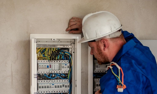 Ρεύμα: Γλιτώνουν 130 εκατ. ευρώ μικρομεσαίες επιχειρήσεις από το ΕΤΜΕΑΡ