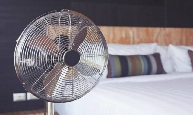 Καύσωνας: Αυτό είναι το κόλπο για να μετατρέψεις τον ανεμιστήρα σε κλιματιστικό με ένα μπουκάλι
