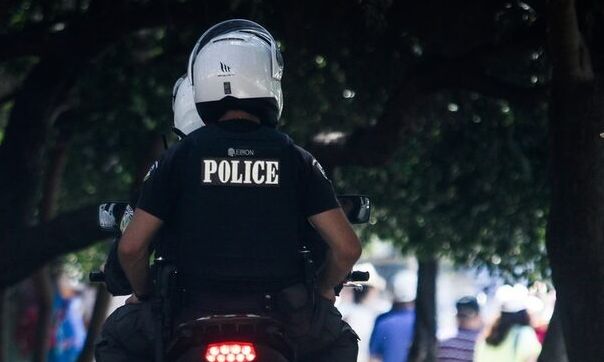 Καταδικάστηκε αστυνομικός που απείλησε την πρώην γυναίκα του ότι θα της πάρει τα παιδιά