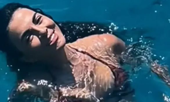 Μαρία Σολωμού: Φόρεσε το μαγιό της και έστειλε μήνυμα στους followers