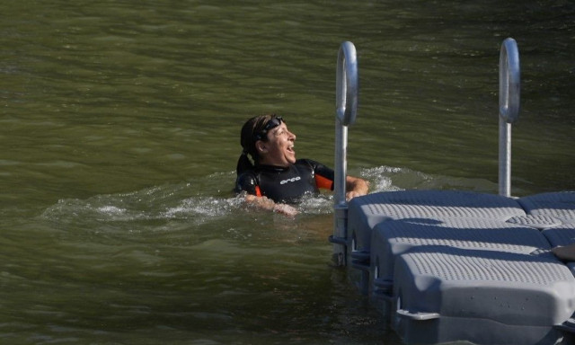 Παρίσι: Η δήμαρχος βούτηξε στον Σηκουάνα για να δείξει ότι το νερό είναι καθαρό ενόψει Ολυμπιακών