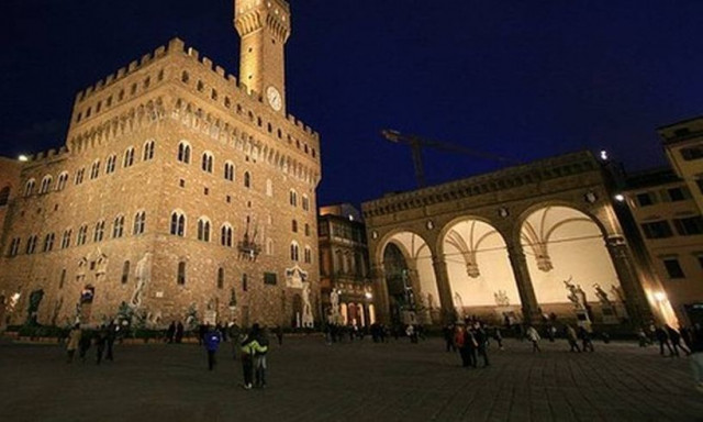 Φλωρεντία: Κατακραυγή για τουρίστρια μετά από άσεμνες πόζες σε γνωστό άγαλμα