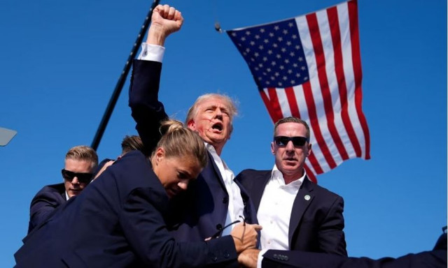 Απόπειρα δολοφονίας Τραμπ: Θύελλα επικρίσεων για τις γυναίκες που τον φρουρούσαν - «Πολύ μικρόσωμες»