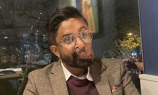 Άνδρας με σοβαρή πάθηση στο πρόσωπο παραιτήθηκε για να βοηθήσει μαθητές με ιδιαιτερότητες