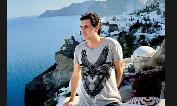 Μπουράκ Χακί: Διακοπές στη Σαντορίνη για τον Τούρκο ηθοποιό, μαζί με τη σύντροφό του