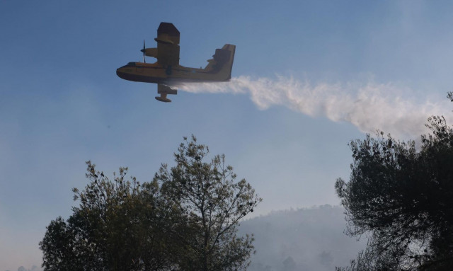 Φωτιά στον Αρχάγγελο Λακωνίας - Στη μάχη οκτώ εναέρια μέσα