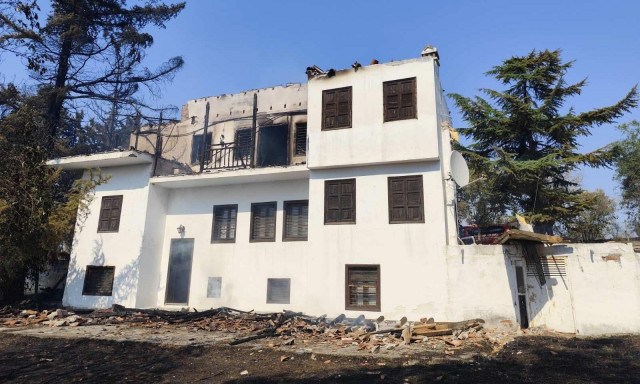 Φωτιά στη Θέρμη: Δύο σπίτια και μια αποθήκη υπέστησαν ζημιές - Μαίνονται διάσπαρτες εστίες