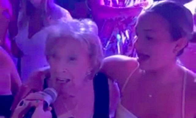 Γιαγιά, ετών 93 χόρεψε όλη νύχτα στον γάμο της εγγονής της και καταχειροκροτήθηκε