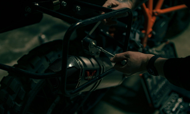 Ρέντης: Χειροπέδες σε ιδιοκτήτη συνεργείου – Χτύπησε Πακιστανό εργαζόμενό του