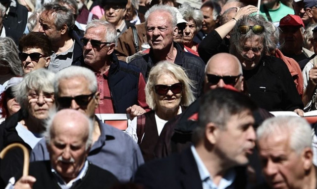 Συντάξεις: Τι ισχύει για αναδρομικά και χηρείας - Τι πρέπει να ξέρουν οι δικαιούχοι