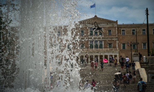 Καιρός: «Βράζει» η χώρα από τον καύσωνα – Παύση εργασιών και τηλεργασία για τους εργαζομένους