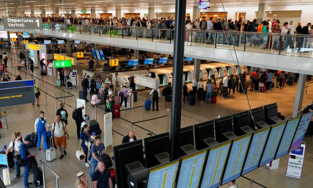 «Μπλακ άουτ» σε αεροδρόμια και σταθμούς: «Έπεσαν» τα πληροφοριακά συστήματα «γονάτισαν» οι μεταφορές