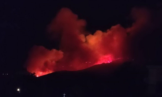 Πέλλα: Ανεξέλεγκτη η πυρκαγιά στο όρος Πάικο