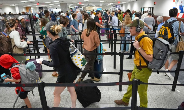 Προβλήματα σε τράπεζες, πτήσεις και MME σε όλο τον κόσμο - Φόβοι για κυβερνοεπίθεση στη Microsoft