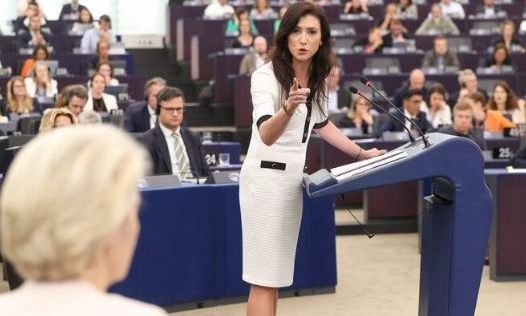 Πολωνή Ευρωβουλευτής προς Φον ντερ Λάιεν: «Θα έπρεπε να είσαι στη φυλακή, όχι στην Κομισιόν»