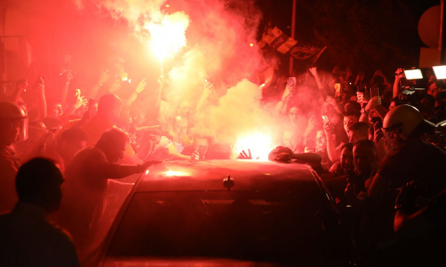 ΑΕΚ: Αποθέωση από 2.000 φιλάθλους στην άφιξη του Έρικ Λαμέλα!