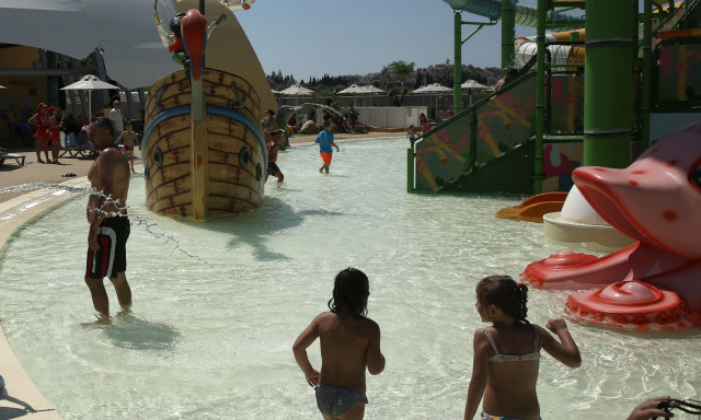 Έβγαζε φωτογραφίες ανήλικα σε θεματικό πάρκο - Τι βρήκαν οι αρχές στο κινητό του