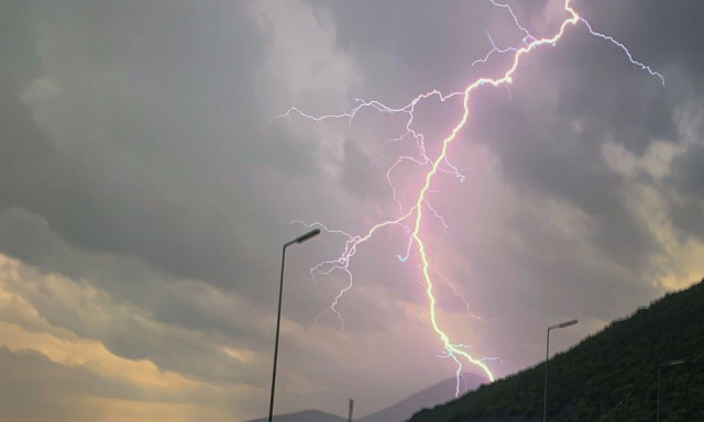 Η στιγμή που κεραυνός «χτυπάει» το Πάικο