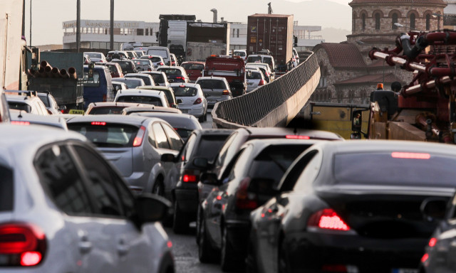 Κίνηση τώρα: Καραμπόλα τριών αυτοκινήτων στην Αττική Οδό - «Έμφραγμα» στον Κηφισό