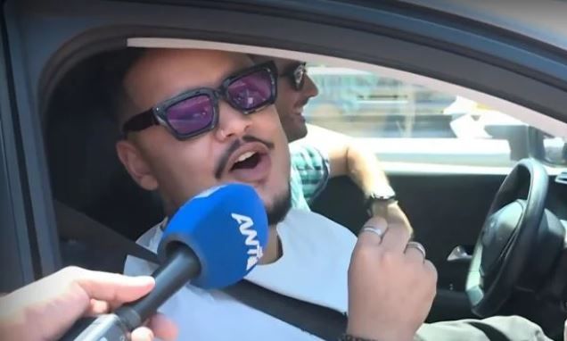 Ταξιδιώτης απαντά με τραγούδι του Αργυρού σε δημοσιογράφο που τον ρωτά για τις διακοπές του